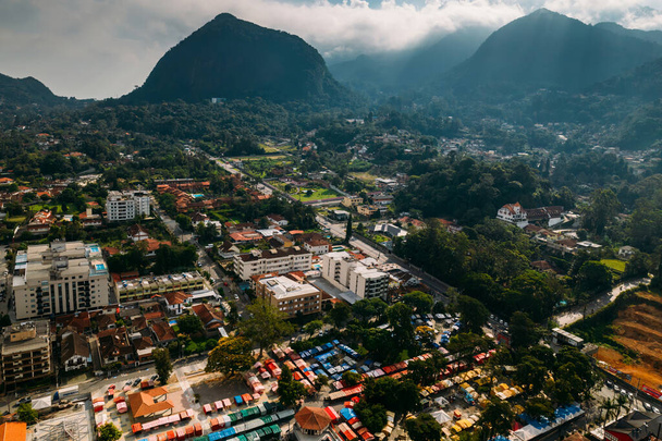 Widok z lotu ptaka na miasto Teresopolis w górzystym regionie Rio de Janeiro w Brazylii. Miasto liczy 184.000 mieszkańców i jest domem dla brazylijskiej drużyny narodowej boiska do piłki nożnej - Zdjęcie, obraz