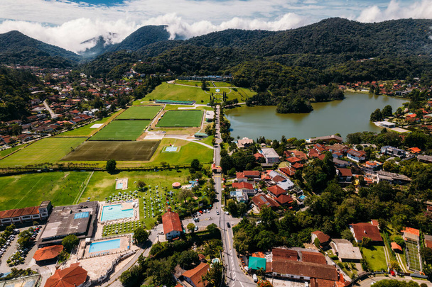 Vista aérea del avión no tripulado de la ciudad de Granja Comary en Teresopolis, sede y principal centro de entrenamiento de la selección nacional de fútbol de Brasil - Foto, Imagen