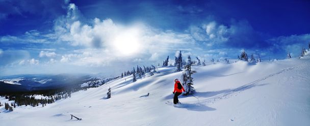 高山に夕日に対してダウンヒル スキー スキーヤー - 写真・画像
