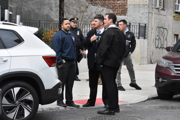 (NOWOŚĆ) Policja strzelała w Bronksie w Nowym Jorku. 23 grudnia 2023, Bronx, Nowy Jork, USA: Widziano, jak władze zbierały dowody i pracowały na miejscu zbrodni w Bronksie, w sobotnie popołudnie w okolicy Creston Avenue. - Zdjęcie, obraz