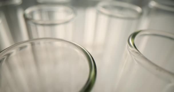 Viele gläserne chemische Reagenzgläser im Labor in Großaufnahme 4k Film Zeitlupe. Pharmazeutisches Produktionskonzept - Filmmaterial, Video