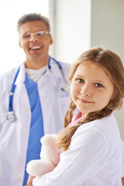Маленькая девочка со своим доктором
 - Фото, изображение