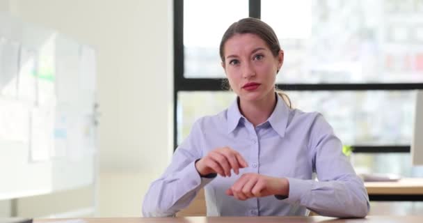 Geschäftsfrau zeigt auf die Uhr und hebt den Zeigefinger in Zeitlupe. Frist im Geschäftskonzept - Filmmaterial, Video