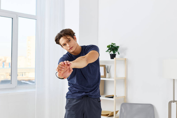 toiminta mies terveys sisätiloissa terveellinen koulutus kehon elämäntapa liikunta venyttely aikuinen harrastus jooga fyysinen mies koti käyttäessään asunto kunto urheilu aktiivinen talo - Valokuva, kuva