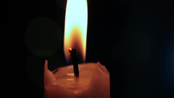Κερί φλόγα τρεμοπαίζει μακροεντολή close up αργή κίνηση μακροεντολή 4k επιλεκτική εστίαση - Πλάνα, βίντεο