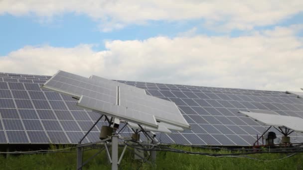 Solární panely instalované ve venkovské oblasti. Solární elektrárna na poli. - Záběry, video