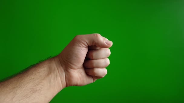 Egy férfi széttárja az ujjait és ötig számol zöld alapon. Lassú mozgás.. - Felvétel, videó