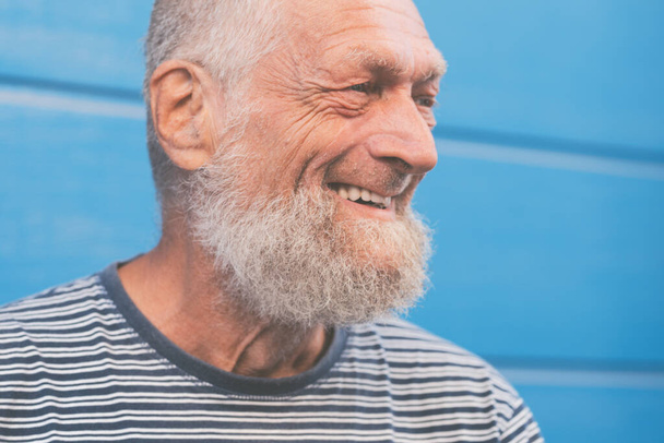 75-letý starší muž se směje, zatímco se dobře baví venku. - Fotografie, Obrázek