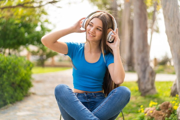 Teenager Mädchen im Freien Musik hören - Foto, Bild