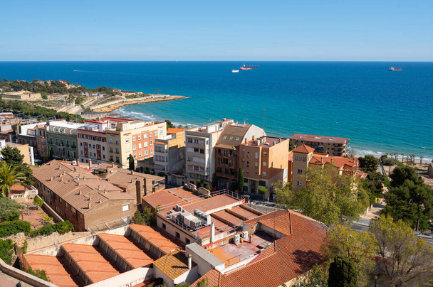 Uitzicht op de daken van de stad Tarragona, Catalonië, Spanje. Hoge kwaliteit foto . - Foto, afbeelding