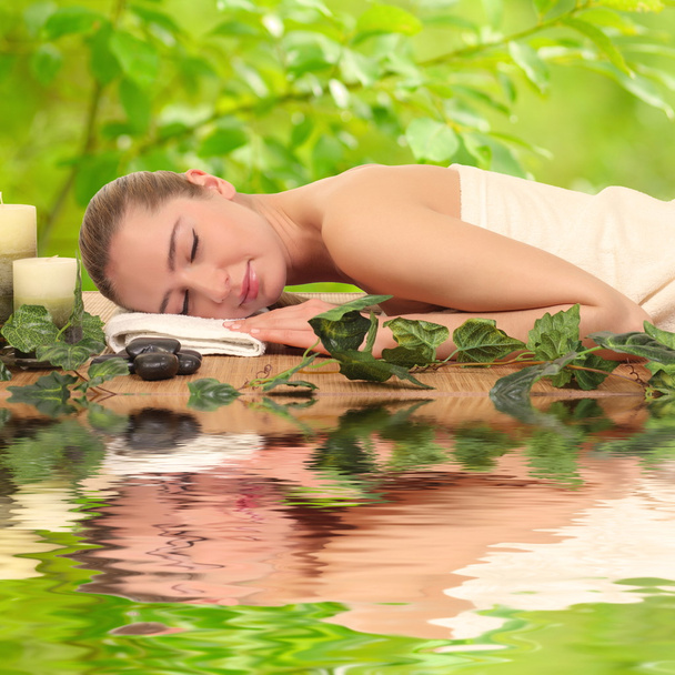 mujer relajándose en un spa
 - Foto, Imagen