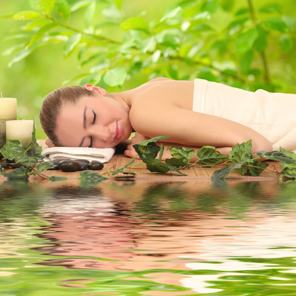 mulher relaxante em um spa
 - Foto, Imagem
