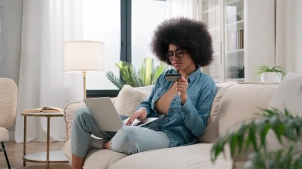 アフリカ系アメリカ人の深刻なクライアント女性バイヤー 女性 女性 ラップトップコンピュータ決済インターネットバンクで買い物 オンラインで商品を購入 女性からeコマース クレジットカードで取引を行う - 映像、動画