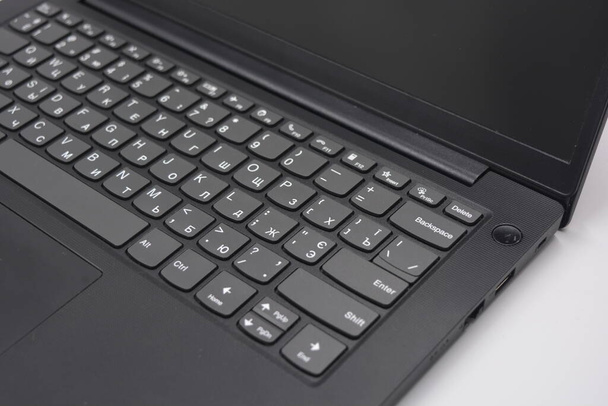 Schöner schwarzer 14 Zoll Laptop mit vereinfachter, schlanker Tastatur ohne Taschenrechnertasten. - Foto, Bild