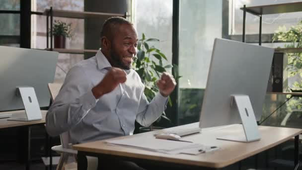 афроамериканський зрілий чоловік бізнесмен переможець в сонячному офісі, друкуючи на комп'ютерних даних пошуку клавіатури в Інтернеті читати хорошу пошту радійте перемозі щасливий святкувати бізнес тріумф успіху перемога - Кадри, відео