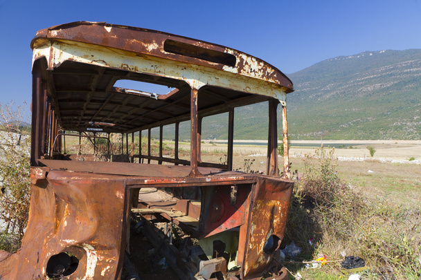 乾燥した風景にさびたバス大破 - 写真・画像