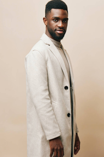 un hombre beige joven americano chico negro africano moda expresión colorido posando chaqueta sonrisa americano africano retrato gafas guapo gafas de sol atractivo fondo cara - Foto, imagen