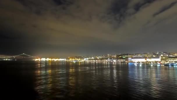 Egy időzített felvétel egy hajóról, amint elhagyja Lisszabont. A lisszaboni vízpart látható, ahogy a hajó a Tagus folyó mentén hajózik.. - Felvétel, videó