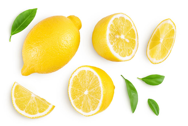 Зрізати лимон зі скибочками ізольованими на білому тлі з повною глибиною різкості. Вид зверху. Плоский прошарок. - Фото, зображення