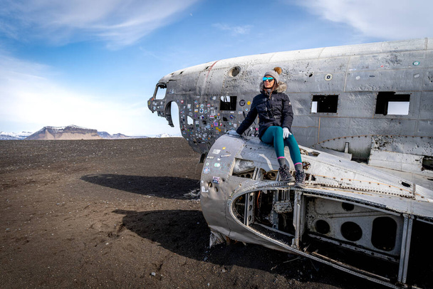 Donna in posa in relitto aereo in Islanda - Foto, immagini
