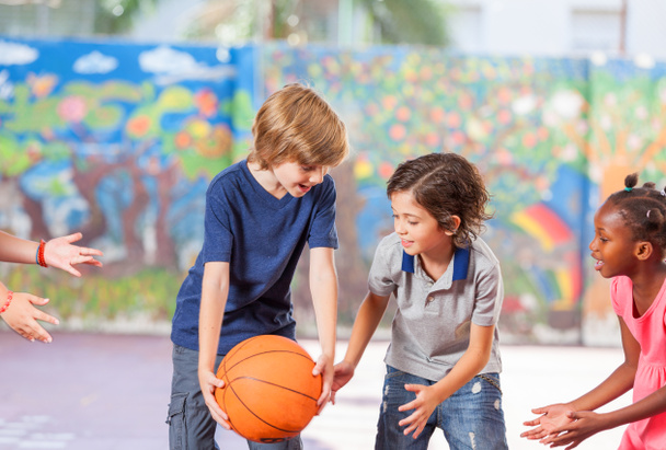 I bambini delle scuole elementari felici di giocare a basket a scuola
 - Foto, immagini