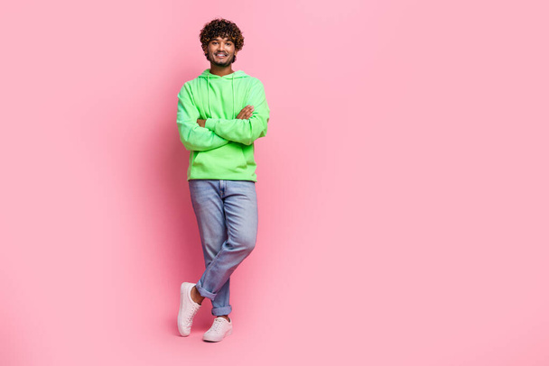 Full length body photo of handsome curls hair indian man crossed arms promoting insurance company isolated on pink color background. - Fotoğraf, Görsel