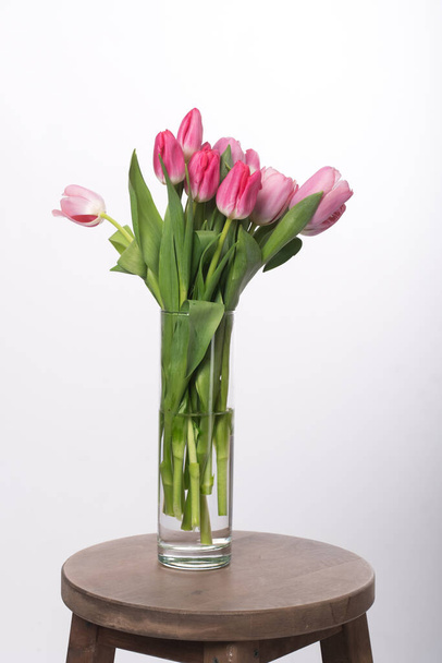 букет з весняних квітів. рожеві тюльпани на білому фоні - Фото, зображення