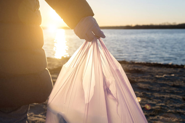 dobrovolníci uklízejí odpadky na pláži. environmentální problémy plastu v oceánu.   - Fotografie, Obrázek
