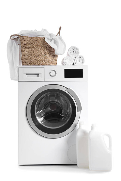 Machine à laver, panier avec buanderie sale et bouteilles de détergent isolées sur fond blanc - Photo, image