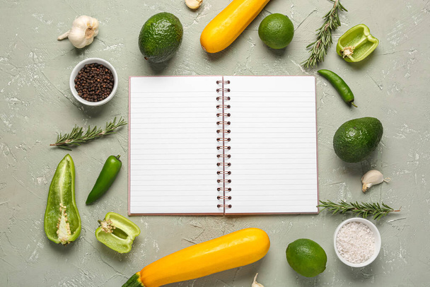 Cuaderno en blanco con verduras frescas sobre mesa grunge gris - Foto, imagen