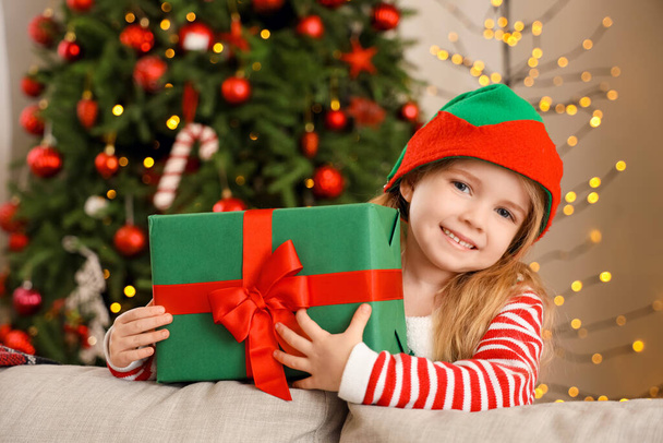 Lindo elfo pequeño con regalo de Navidad en casa - Foto, Imagen