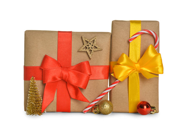 Geschenkdozen met strikken, kerstboom en speelgoed op witte achtergrond - Foto, afbeelding