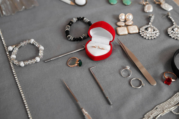 Accessoires avec outils sur table de bijoutier en atelier, gros plan - Photo, image