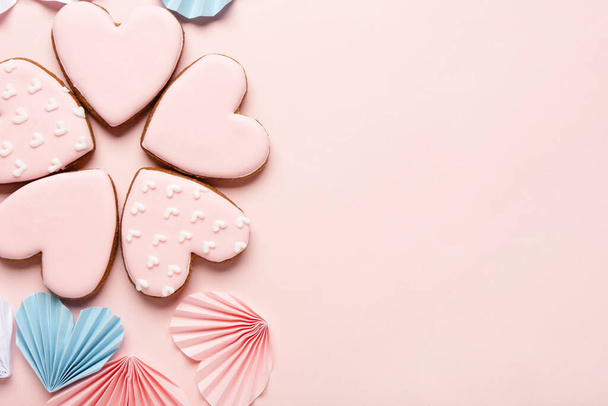 Makeita keksejä ja paperisydämiä vaaleanpunaisella taustalla. Ystävänpäivän juhla - Valokuva, kuva