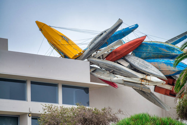 Gebäude mit Surfbrettern auf dem Dach, La Jolla - San Diego. - Foto, Bild