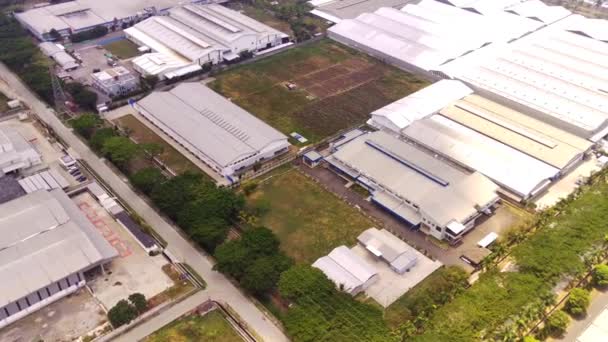 Drony wideo. Nagranie z powietrza. Panoramiczny widok na strefę przemysłową, w której znajduje się kilka fabryk różnych firm. Strzał z powietrza z latającego drona. Bandung - Indonezja, Azja - Materiał filmowy, wideo