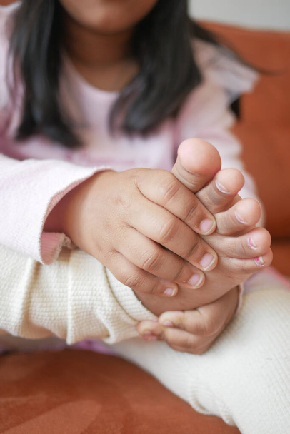 6-річна дитина страждає болем на ногах . - Фото, зображення