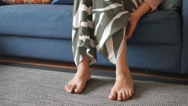  Frauen leiden unter juckender Haut an Füßen . - Filmmaterial, Video