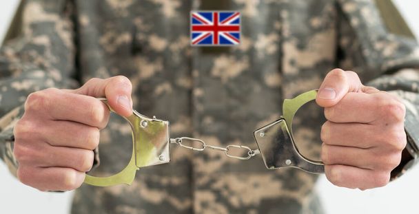 Britischer Soldat mit Handschellen. - Foto, Bild