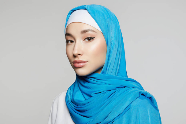 hermosa joven musulmana. chica de belleza en hijab. modelo de estilo oriental de moda. Asiática - Foto, imagen