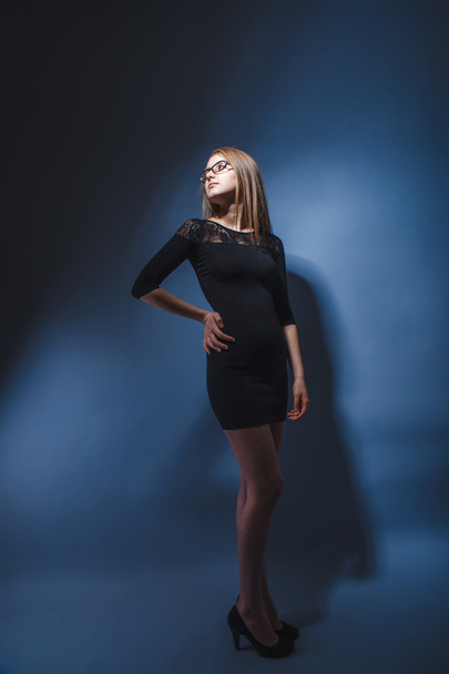 Európai megjelenése szőke lány pohár a fekete ruhát fel - Fotó, kép
