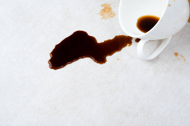  Rozlitá káva na čalounění pohovky nebo koberce. špinavé skvrny v každodenním životě pro koncepci čištění. Kvalitní fotografie - Fotografie, Obrázek