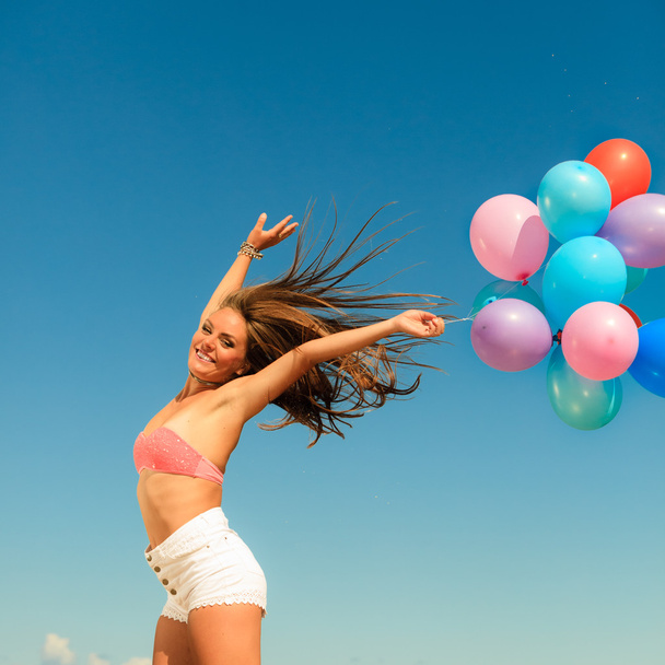 Γυναίκα με μπαλόνια που ενέχουν - Φωτογραφία, εικόνα
