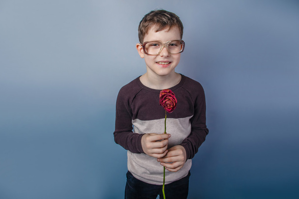 Euroopan näköinen poika kymmenen vuotta lasit käsissä omistaa tohtori
 - Valokuva, kuva