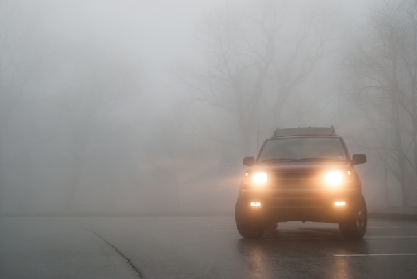 Prise de vue moyenne des lumières de VUS dans le brouillard
 - Photo, image