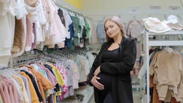 embarazada acariciando su vientre en el supermercado - Metraje, vídeo