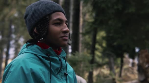 アフリカ系アメリカ人の若いハイカーが金属カップを手に持って話し合う. 複数の旅行者が森林キャンプで休むのをやめた. 自然発見と観光の概念. アクティブなレジャー。 スローモーション. - 映像、動画