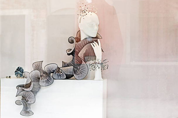 tenká šedobílá vlnitá koule na figuríně s dekoracemi. styl a móda 2024 - Fotografie, Obrázek