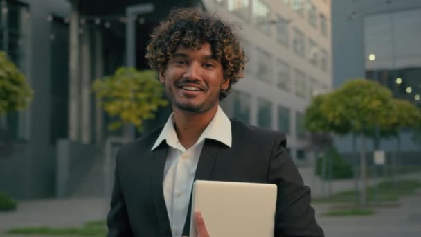 インドの男の学生正式なアラビアのビジネスマン男性起業家マネージャーワーカーインターンビジネスマン上司エグゼクティブエージェントは,カメラで笑顔の街の肖像画でポーズデジタルタブレットを保持 - 映像、動画
