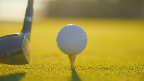 Slow motion golf sport koncept, golfista bít golfový míček do jamky pro vítěze v golfovém hřišti je krásná fairway při západu slunce. Close up shot tee off na zelené trávě pro hráče hrát v létě k relaxaci. - Záběry, video